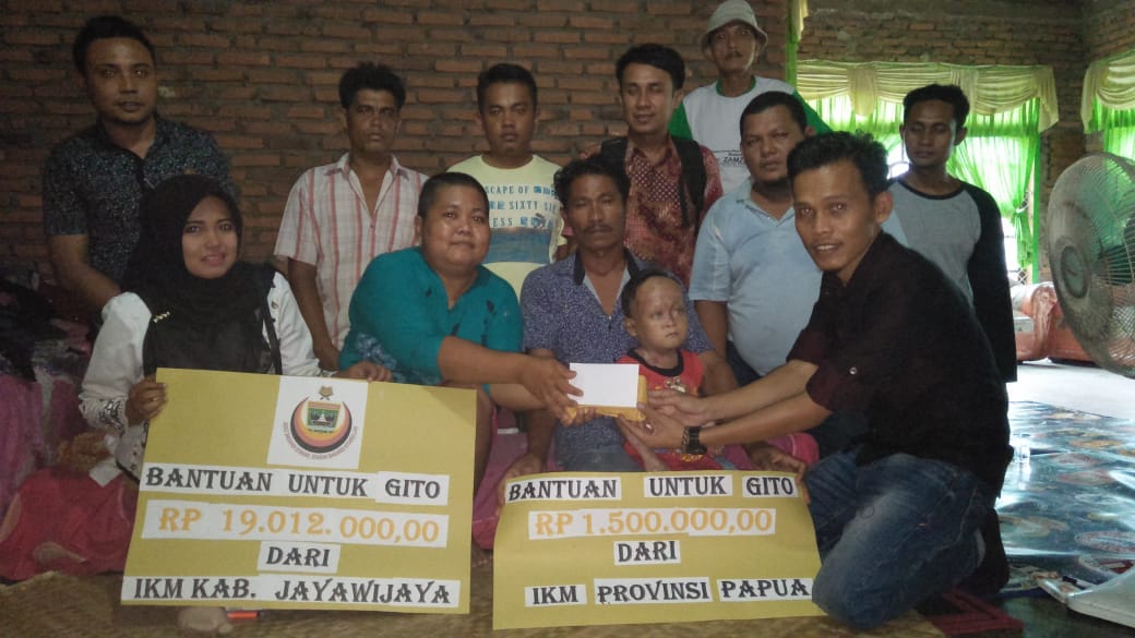 Mewakili IKM Kabupaten Jayawijaya, Debi Virnando menyerahkan bantuan