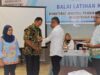 Pemasangan ID Card peserta pelatihan , kepada perwakilan peserta oleh Kepala BLK Padang, Syamsi Hari , SE,MM