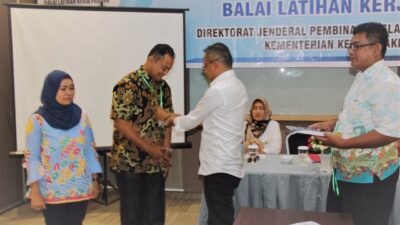 Pemasangan ID Card peserta pelatihan , kepada perwakilan peserta oleh Kepala BLK Padang, Syamsi Hari , SE,MM