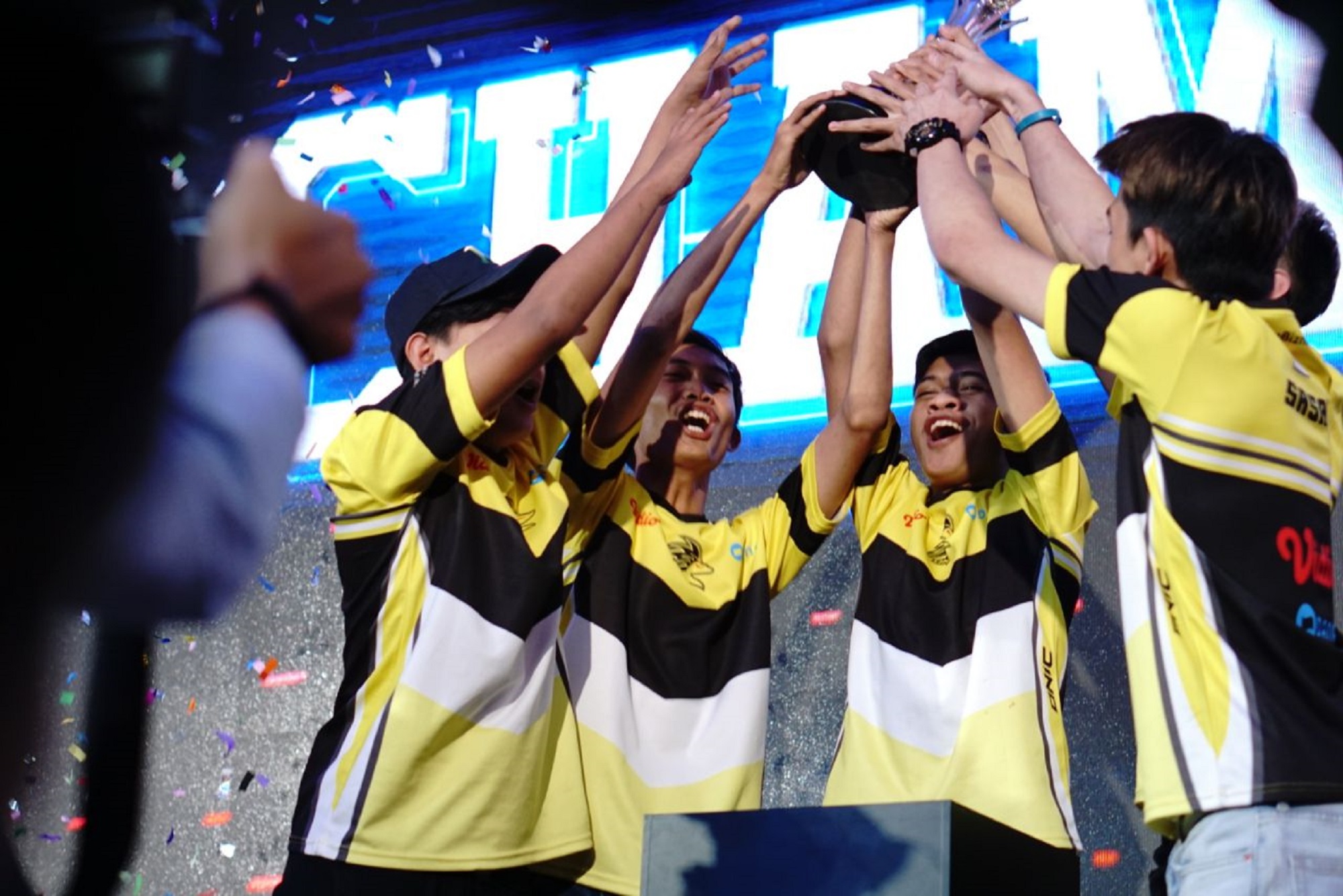 Dunia Games League & Dunia Games Campus League-1: ONIC ESport Juara pertama Dunia Games League yang mempertandingkan game Mobile Legends Bang Bang saat pengumuman juara yang berkompetisi dalam grand final Dunia Games League dan Dunia Games Campus League di Jakarta. Telkomsel melalui Dunia Games mengumumkan juara yang berkompetisi dalam grand final Dunia Games League dan Dunia Games Campus League di Dunia Games Esport Stadium, Jakarta.