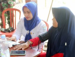 Tim Kesehatan Satgas TMMD ke-104 Berikan Pengobatan Gratis ke Masyarakat