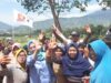 Edriana Noerdin, aktivis Women Research Institute (WRI) sekaligus caleg DPR RI berfoto bersama emak-emak di Jorong Tabu Baraia, Nagari Paninjauan, Kecamatan X Koto, Tanah Datar, Rabu (13/3)_sumber @edriana_kita