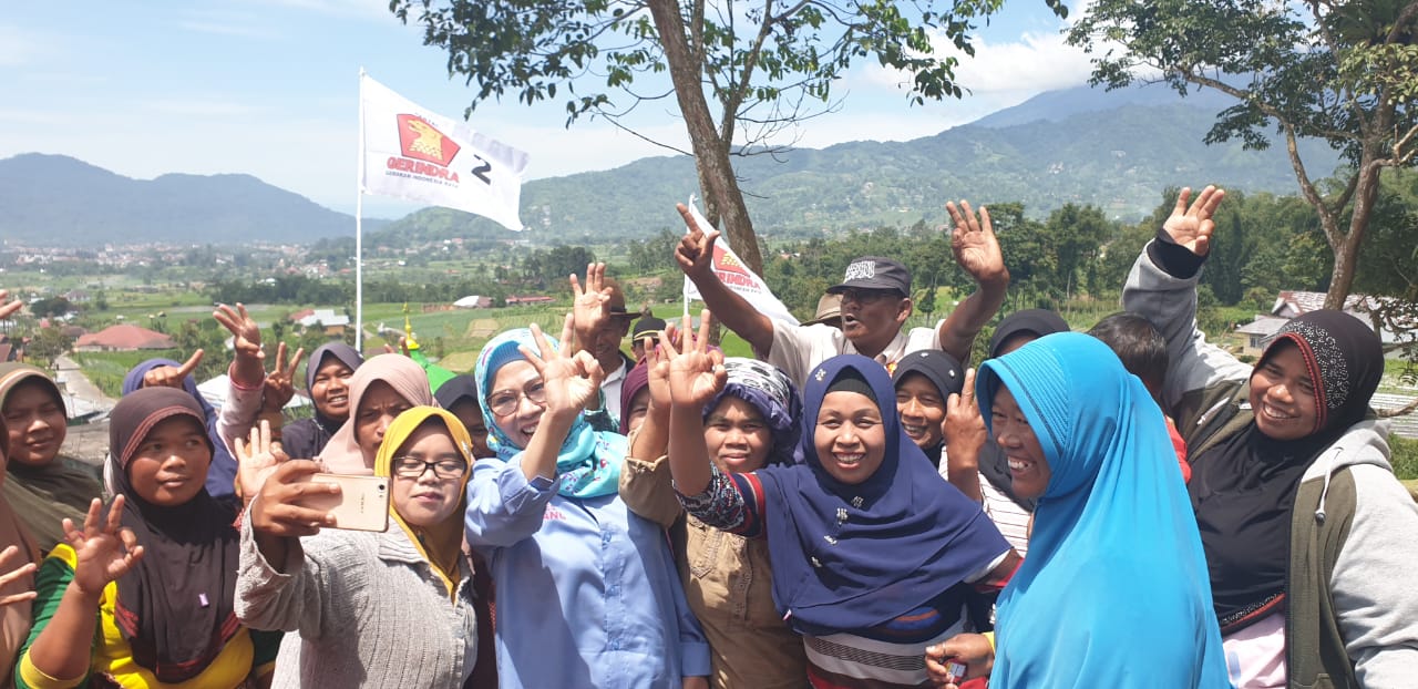 Edriana Noerdin, aktivis Women Research Institute (WRI) sekaligus caleg DPR RI berfoto bersama emak-emak di Jorong Tabu Baraia, Nagari Paninjauan, Kecamatan X Koto, Tanah Datar, Rabu (13/3)_sumber @edriana_kita