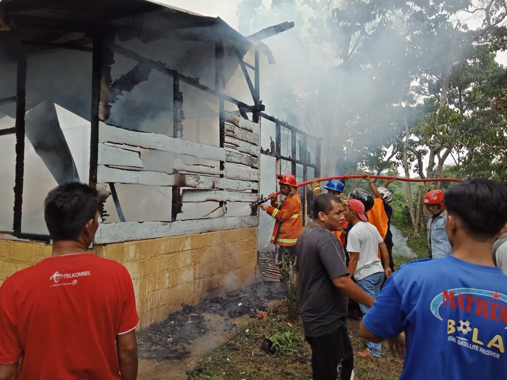 Masyarakat dan petugas pemadam kebakaran Kota Solok, Sumbar, bahu membahu memadamkan api yang menewaskan tiga balita, Jumat (22/3/2019).