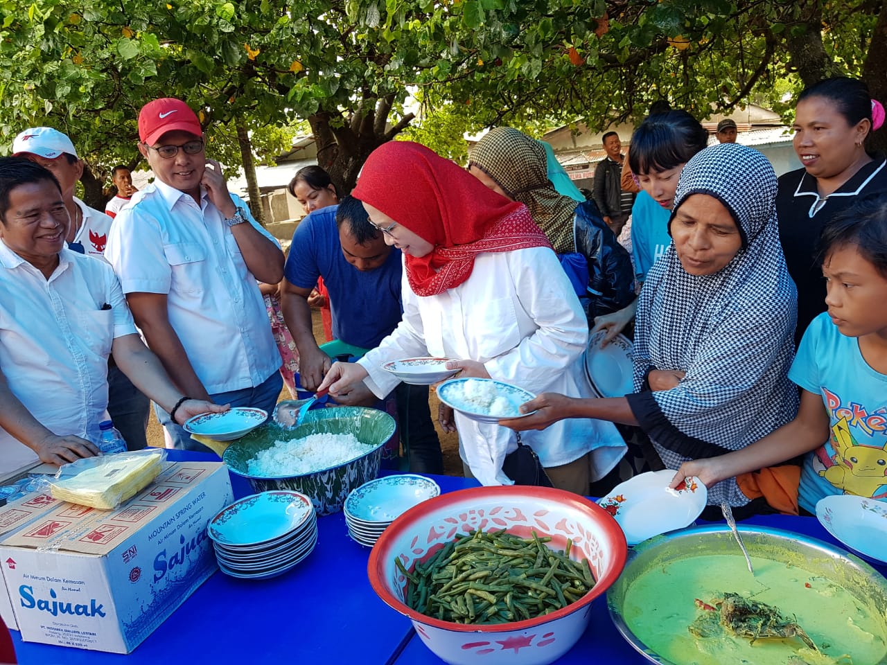 MAKAN BERSAMA : Edriana makan siang bersama masyarakat Pasie Nan Tigo, Kototangah, Padang, Sumbar usai sosialisasi, Minggu (24/3/2019)