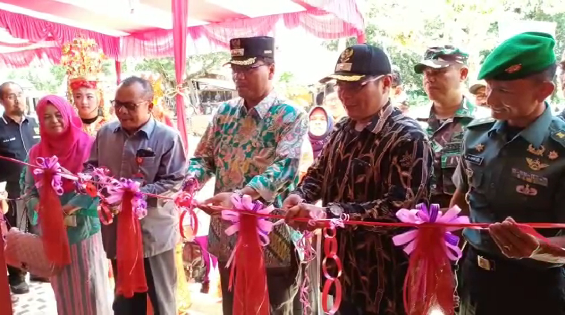 Bupati Limapuluh Kota, Irfendi Arbi saat meresmikan pasar rakyat di Nagari Koto Tangah Simalanggang, Kamis (4/4/2019)