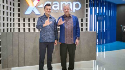 Chief Enterprise and SME Officer XL Axiata Kirill Mankovski dan Head of Ericsson Indonesia Jerry Soper saat melakukan kemitraan dalam memperkuat kehadiran IoT di Indonesia. Foto : Istimewa