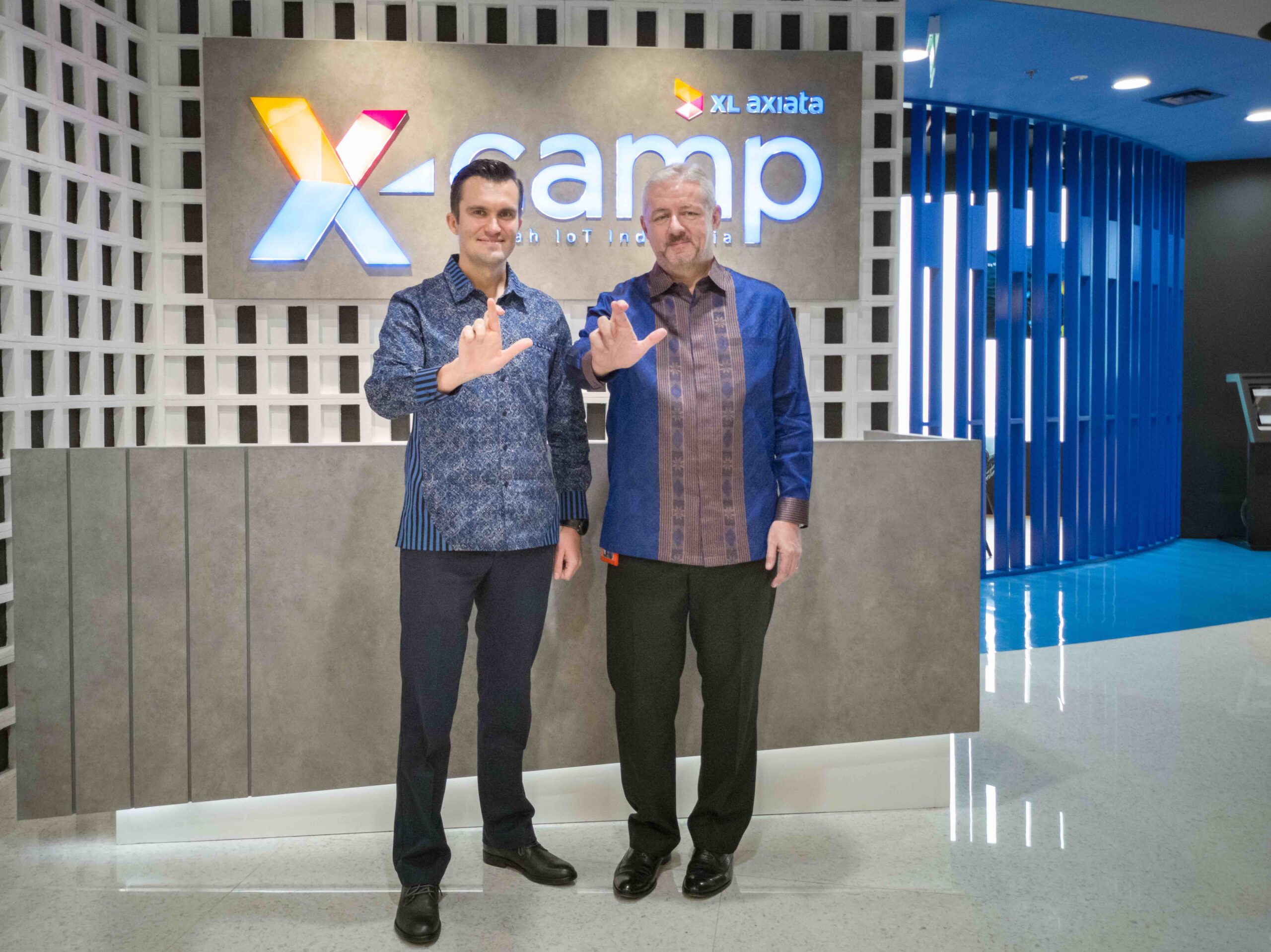Chief Enterprise and SME Officer XL Axiata Kirill Mankovski dan Head of Ericsson Indonesia Jerry Soper saat melakukan kemitraan dalam memperkuat kehadiran IoT di Indonesia. Foto : Istimewa