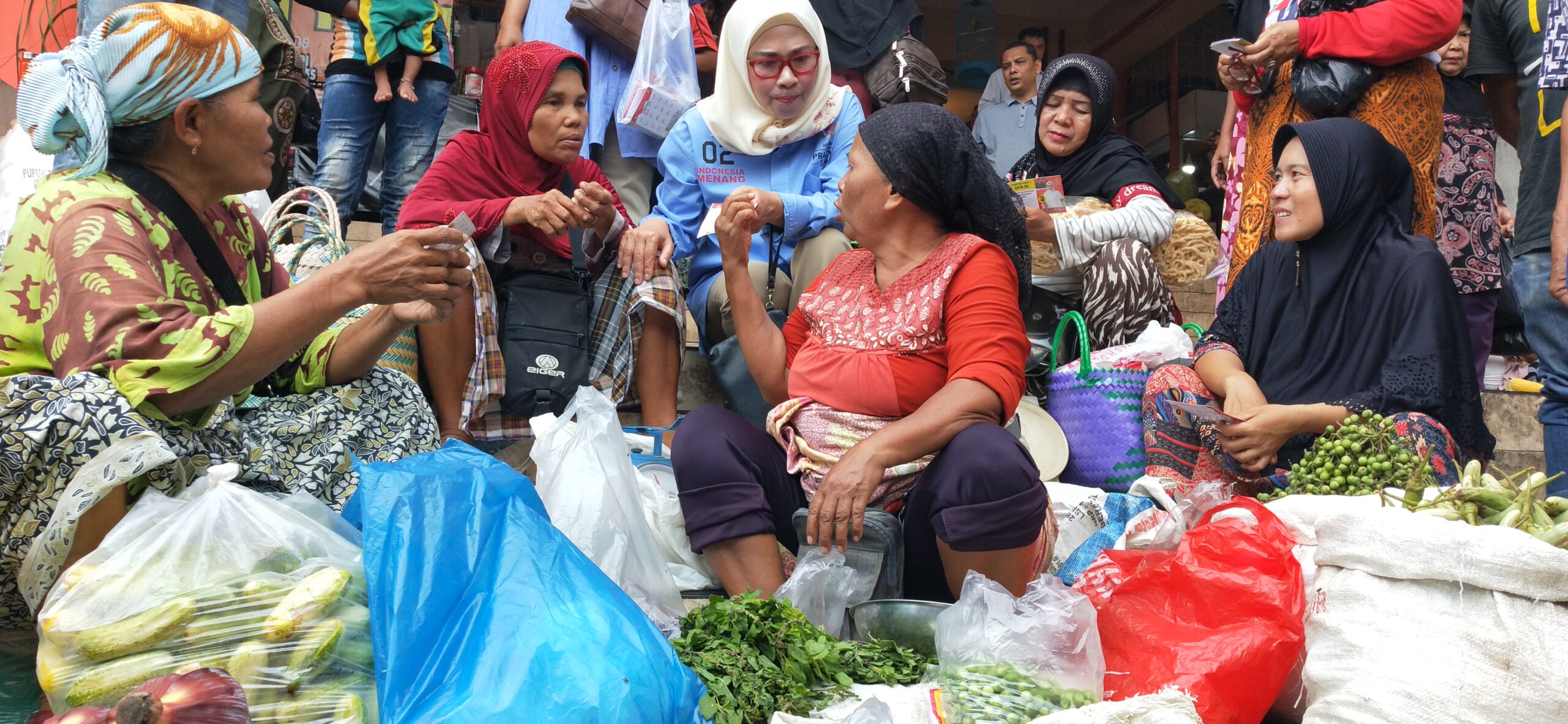 Jubir BPN Prabowo-Sandi, Edriana sekaligus Caleg DPR RI No 3 Dapil Sumbar I dari Partai Gerindra saat bersilaturahmi dan menyosialisasikan program Prabowo-Sandi ke pedagang pasar Raya Padang, Kota Padang, Sumbar, Rabu (10/4/2019)
