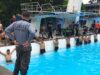 Puluhan anggota Gabungan Satker Jajaran Satbrimob Polda Sumbar, terdiri Yon-A Por, Yon-B Por dan Den Gegana Satbrimob melakukan latihan scubadiving sekaligus seleksi penyelam bersama club selam Minangkabau Diver, di kolam renang Teratai, GOR H. Agus Salim, Padang, Jumat (12/4)