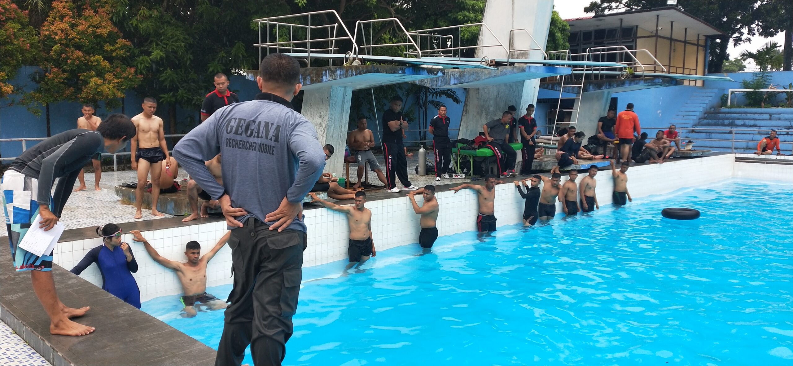 Puluhan anggota Gabungan Satker Jajaran Satbrimob Polda Sumbar, terdiri Yon-A Por, Yon-B Por dan Den Gegana Satbrimob melakukan latihan scubadiving sekaligus seleksi penyelam bersama club selam Minangkabau Diver, di kolam renang Teratai, GOR H. Agus Salim, Padang, Jumat (12/4)