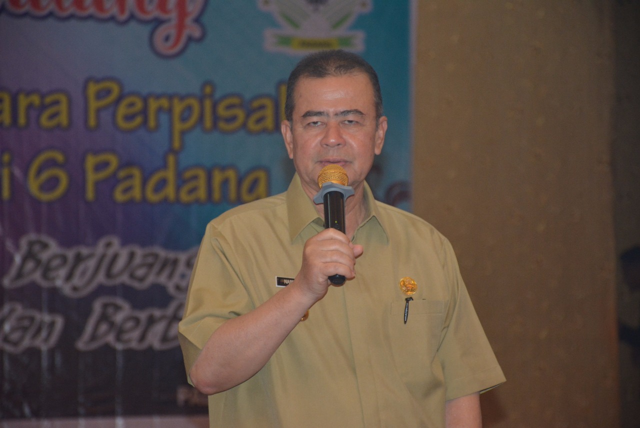 Wakil Gubernur Sumatera Barat Nasrul Abit saat menghadiri perpisahan siswa SMA Negeri 6 Padang di Kampus UPI Padang, Selasa 9 April 2019.