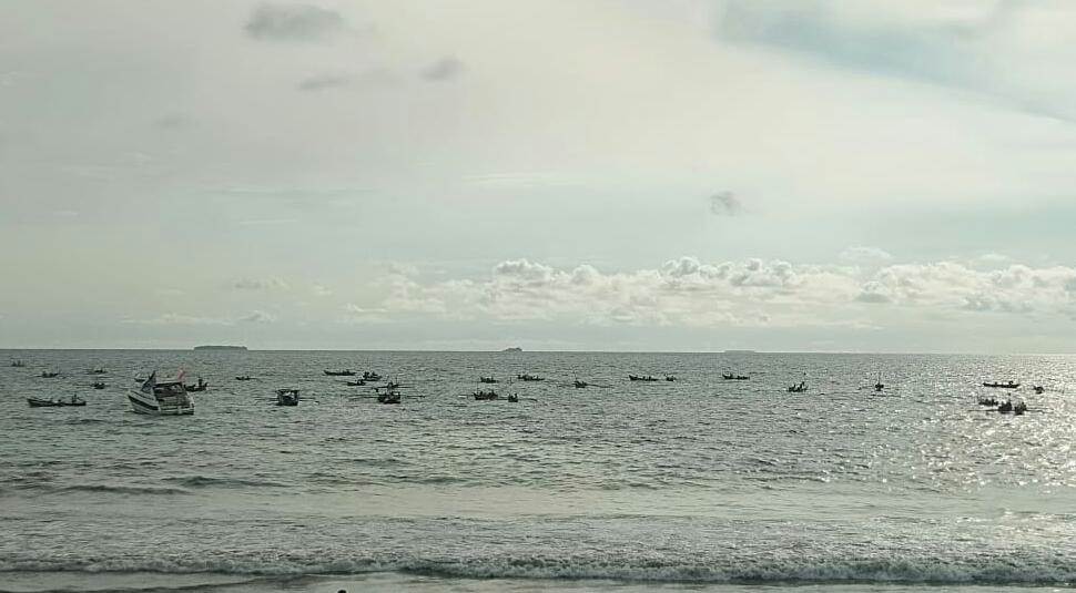 Kampanye terbuka Jokowi-Amin sekaligus konser Jempolan Indonesia Maju membentuk huruf Jokowi di dekat bibir pantai Padang, Selasa (9/4/2019)