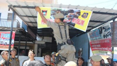 Bulan Ramadhan, Satpol PP Pasang Spanduk ‘Hanya Untuk Non Muslim’ di Rumah Makan