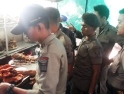 Buka di Siang Hari, Satpol PP Padang Tertibkan Warung Kelambu