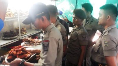 Buka di Siang Hari, Satpol PP Padang Tertibkan Warung Kelambu