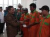 Penyerahan zakat terhadap 200 petugas kebersihan Kota Bukittinggi oleh Walikota Bukittinggi Ramlan Nurmatias di Hall Dinas Lingkungan Hidup Talao, Kota Bukittinggi, Kamis 16 Mei 2019. Foto : Istimewa