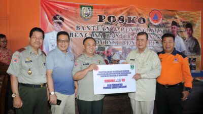 Pemprov Sumbar Serahkan 1 ton Rendang untuk Korban Bencana Bengkulu