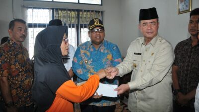 Wagub Sumbar Serahkan Santunan Bagi Dua Anggota Keluarga KPPS yang Wafat