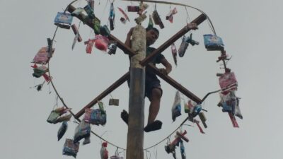 Meriahkan Lebaran, Dua Desa di Muko-muko Gelar Lomba Panjat Pinang