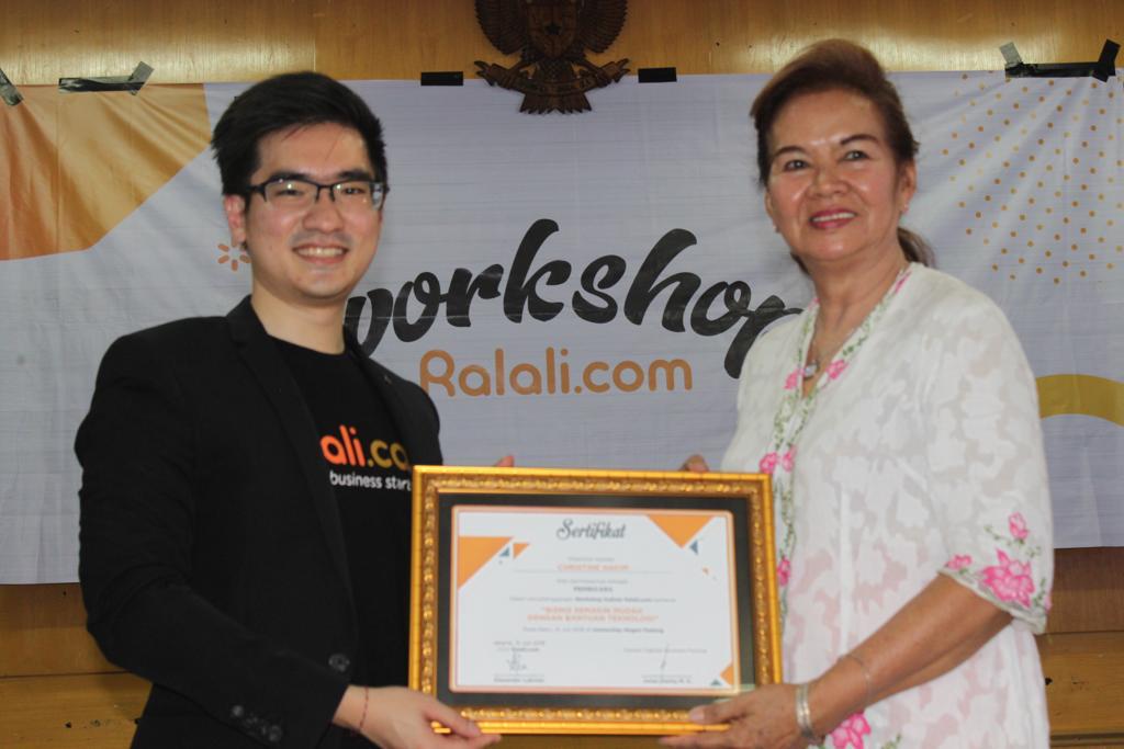 VP of City Expansion Ralali.com Carlo Lukman memberikan cendera mata kepada salah seorang pembicara UMKM Padang, Christine Hakim saat Workshop Kuliner Ralali.com di Padang, Jumat 31 Julu 2019. Foto : Istimewa
