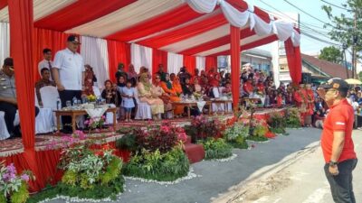 Masyarakat Tumpah Ruah Saksikan Pawai Alegoris HUT RI di Kota Solok