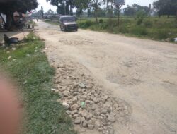 Mancing di Lobang Jalan yang Rusak, Warga Nagari Aripan Harapkan Perhatian Pemerintah