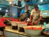 Pedagang melayani pembeli di Pasar Raya Padang. (foto: Novia Harlina)