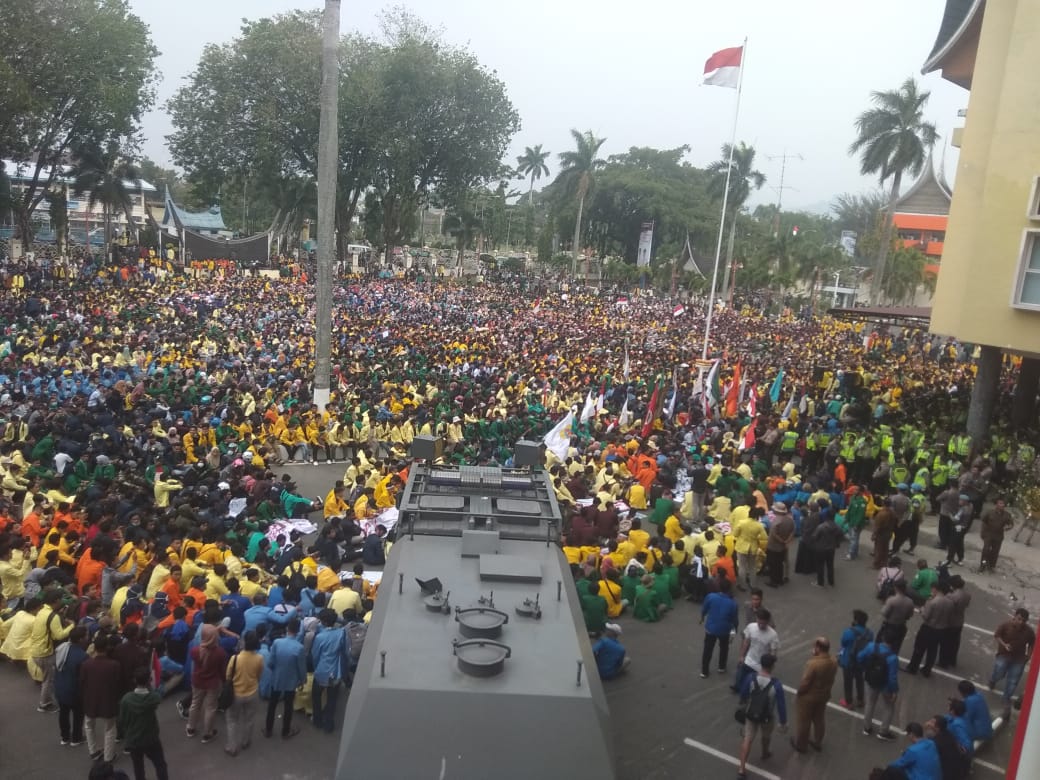 aks unjuk rasa mahasiswa di Sumbar di halaman kantor Gubernur Sumbar, Jalan Jenderal Sudirman. Selasa (24_9_2019)