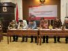 ADDENDUM:Deputi Bidang Pembiayaan Kementerian Koperasi dan Usaha Kecil dan Menengah (UKM) Yuana Sutyowati (berdiri kiri) menyaksikan penandatanganan Perjanjian Kerja Sama Pembiayaan dengan 34 Penyalur KUR (Adendum PKP) di sela acara Forum Koordinasi Pemantapan Pelaksanaan Pembayaran Subsidi Bunga/Margin KUR 2019, di Jakarta, Selasa (22/10).