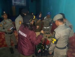 Satpol PP Amankan 3 Pramusaji dan 96 Botol Miras di Solok