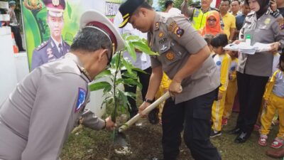 Polres Solok Kota Tanam 1.000 Bibit Pohon