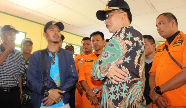 Hendrajoni saat mengunjungi Posko Basarnas di Nagari Pasar Muaro Air Haji, Kabupaten Pesisir Selatan, Minggu.