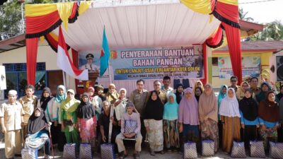 Dinas Sosial Salurkan 200 Paket Bahan Pangan Kepada Lansia Di Kota Solok