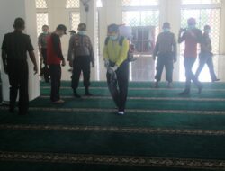 Antisipasi Virus Corona,Pemkab Bersama Polres Solok Laksanakan Penyemprotan Disinfektan Ke Masjid