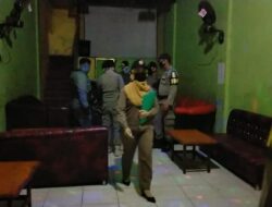 Dianggap Tidak Mengindahkan Himbauan Pemerintah, Tim SK4 Kota Solok Segel Kafe Bandel