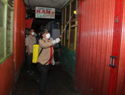 Wawako Pantau Langsung Penyemprotan Berkala Disinfektan Di Pasar Raya Solok