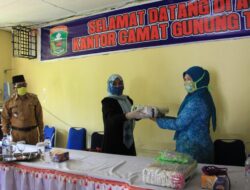 Cegah Penyebaran Covid-19, TP PKK Kabupaten Solok Bagikan 5600 Masker