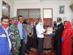Bupati Solok Distribusikan Bantuan Beras Untuk Warga Nagari Muaro Paneh