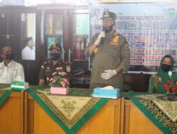 Pemkab Solok Serahkan Bantuan Untuk 1.145 KK Di Nagari Salayo
