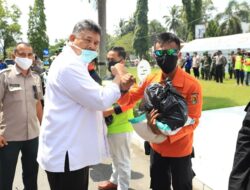 Jelang New Normal, Pemko Solok Serahkan 193 Paket Sembako