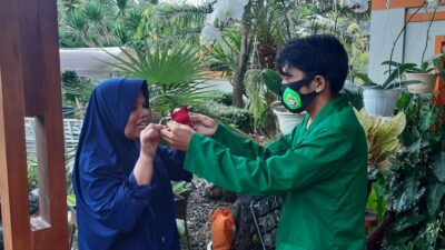 Mahasiswa KKN Unitas Bagikan Masker ke UMKM Tanaman Bunga Koto Tangah