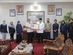 Badan Pusat Statistik Serahkan Penghargaan Kepada Pemerintah Kota Solok