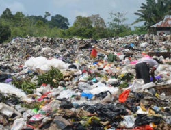 Polsek Sikakap Bantu Masyarakat Buka Jalan Menuju ke TPA Sampah