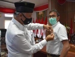 IP Raih Pin Emas Tokoh Masyarakat Kota Padang 2020