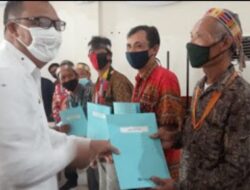 Pemkab Mentawai Serahkan SK Pengakuan dan Perlindungan 11 Uma