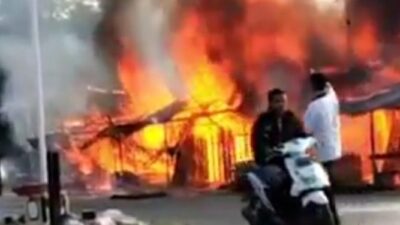 Kebakaran Hanguskan Tujuh Petak Kios di Lubuk Alung