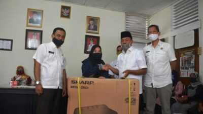 Pemilik Industri Rumahan Terima Bantuan Usaha Dinas Sosial
