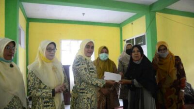 Lakukan Anjangsana , GOW Tanah Datar Kunjungi Dua Panti Asuhan