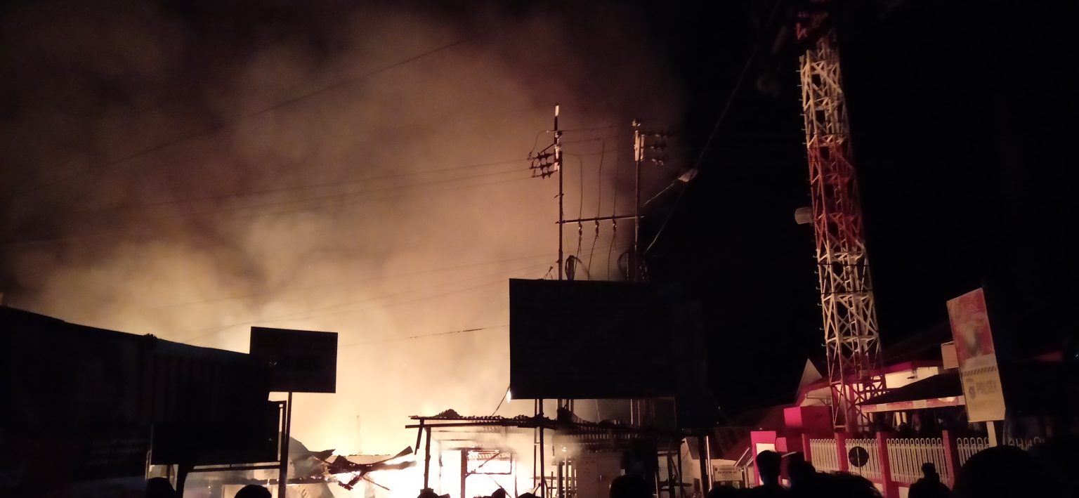 Kebakaran di kawasan Simpang Empat, Danau Maninjau, Kabupaten Agam, Jumat 18 September 2020 malam. Foto : Cantika Riski